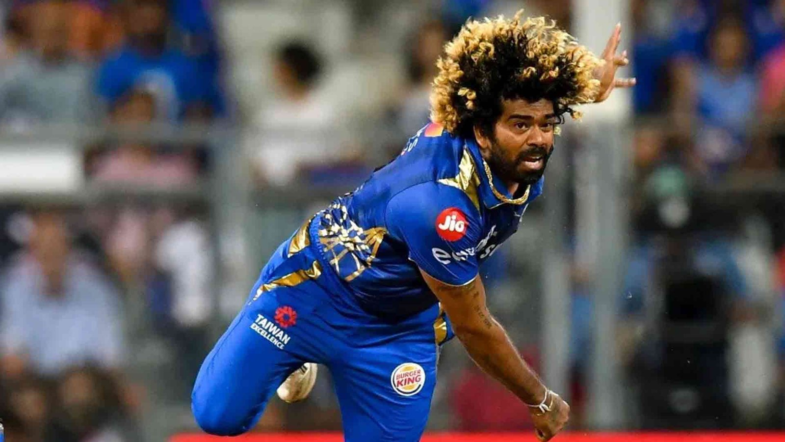 A photo of "king of yorkers" - Lasith Malinga bowling in ipl as a mumbai indians bowler